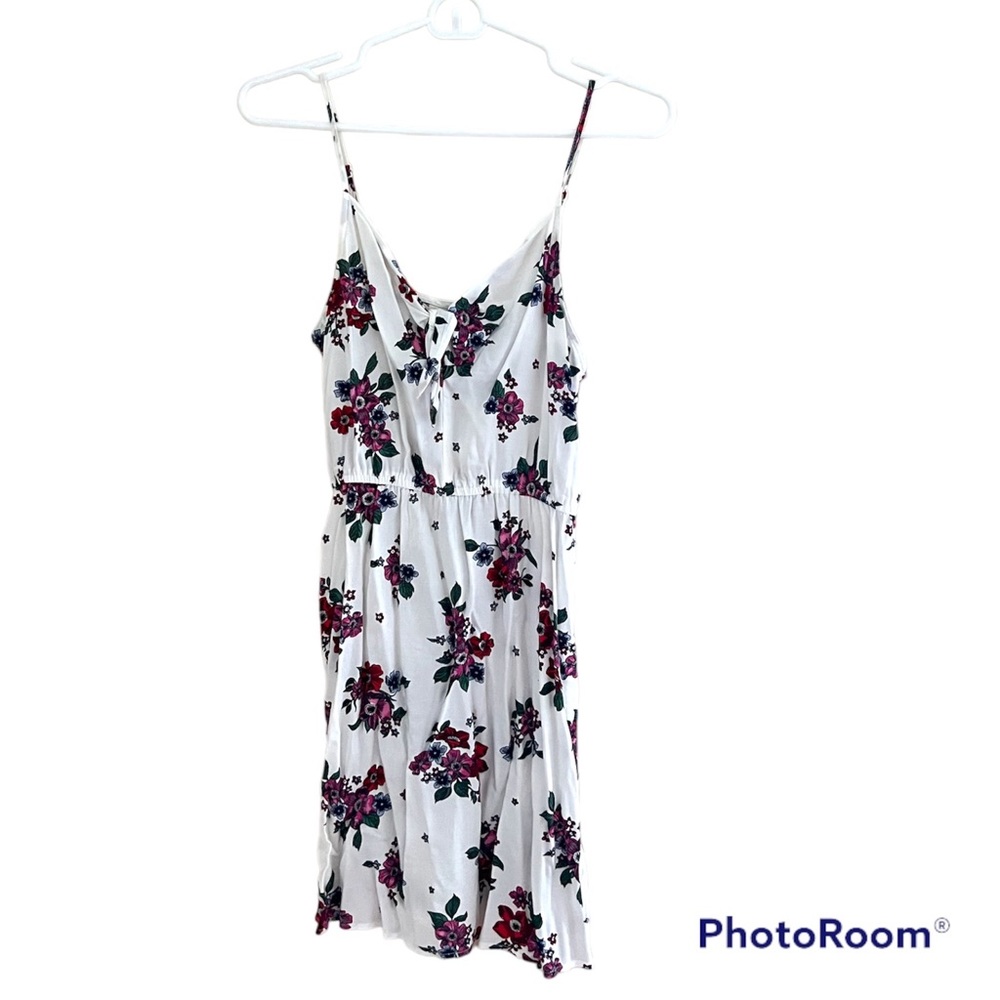 ⚪️DIVIDED: Women’s size US 4, white floral spaghetti strap dress w/small tie⚪️ - Picture 1 of 10